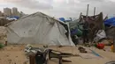 Kondisi ini semakin memperburuk situasi kemanusiaan yang telah kritis dan memicu kekhawatiran akan bencana yang kian mendalam. Tampak dalam foto, seorang pria Palestina yang mengungsi memperbaiki tenda yang didirikan di sepanjang pantai Kota Gaza saat angin musim dingin yang kencang menerpa wilayah tersebut pada Selasa 13 Januari 2026. (Omar AL-QATTAA/AFP)