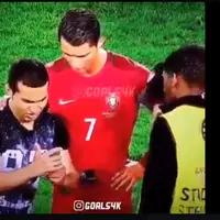Saat mau selfie bareng Cristiano Ronaldo hp pria ini malah hang/lemot, tengok apa yang dilakukan oleh Ronaldo. (Foto: Facebook)