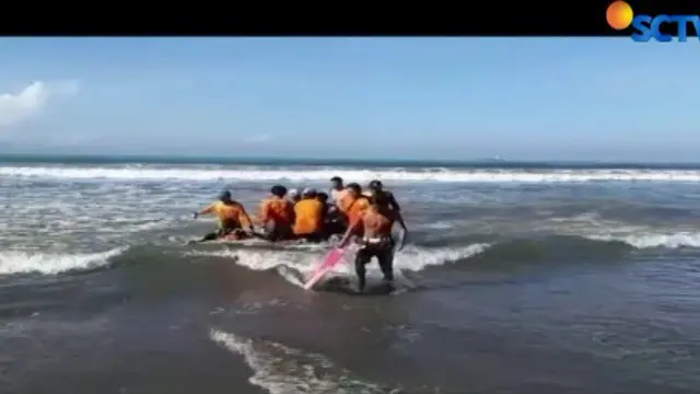 Saat kejadian, korban dan dua rekannya sebenarnya sudah diperingatkan oleh penjaga pantai agar segera berhenti berenang di pantai.