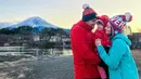 Meski liburan saat Jepang sedang musim dingin, keluarga kecil Asmirandah dan Jonas Rivanno tampak selalu diselimuti kehangatan dengan saling berpelukan. Baby Chloe juga tampak begitu bahagia menikmati keindahan di sana. Mereka berkunjung ke Danau Kawaguchi yang berada di kaki Gunung Fuji. (Liputan6.com/IG/@asmirandah89)