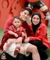 Sejumlah artis sudah 'meracuni' anaknya agar ngefans tim sepakbola kesayangan orangtuanya. [Instagram.com/raffinagita_1717, lestikejora]
