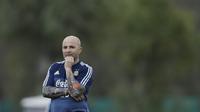Pelatih Argentina, Jorge Sampaoli, memimpin langsung sesi latihan timnas jelang laga kualifikasi piala dunia 2018 di  Buenos Aires, Selasa (29/8/2017). Argentina akan berhadapan dengan Uruguay. (AP/Natacha Pisarenko)