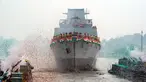 Confetti dan asap berwarna bendera nasional India menandai masuknya INS Vindhyagiri ke Sungai Hooghly di Kolkata, India, Kamis (17/8/2023). INS Vindhyagiri merupakan kapal perang baru untuk angkatan laut India. (AP Photo/Bikas Das)