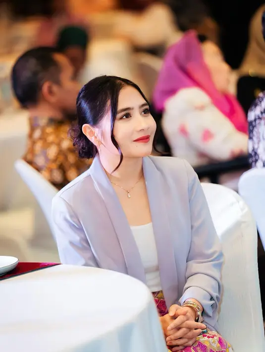 Cantiknya Prilly Latuconsina dengan padu padan blazer dan rok batik. Ia mengenakan tank top putih yang ditumpuk dengan blazer ungu muda yang lembut dan batik bernuansa kekuningan yang dijadikan sebagai rok. [Foto: Instagram/prillylatuconsina96]