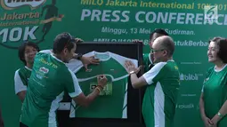 Wagub DKI Jakarta Sandiaga Uno menandatangani kaus peserta sebagai simbolis wujud partisipasi terhadap MILO Jakarta International 10K 2018 pada acara kick-off MILO di Jakarta, Minggu (13/5) (Liputan6.com/Pool/Rizky)