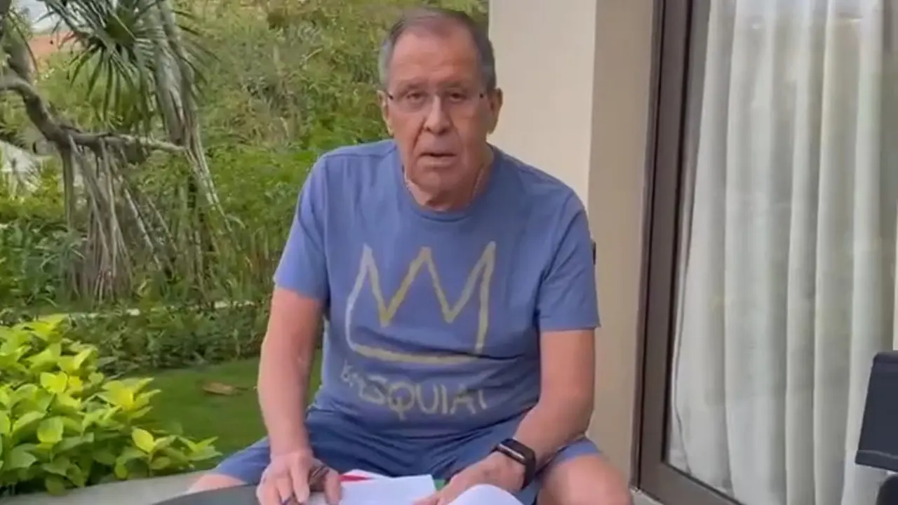 Menlu Rusia Sergey Lavrov sedang kerja dengan santai di Bali.