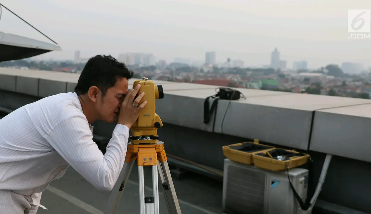 Petugas melakukan pemantauan hilal di atap gedung Kanwil Kementrian Agama, Jakarta Timur, Jumat (26/5). Pemantauan tersebut untuk menentukan jatuhnya bulan Ramadan 1438 H yang nantinya akan di putuskan melalui sidang Isbat. (Liputan6.com/Angga Yuniar)