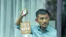 Menurut penuturannya, ia hanya mengawal. Ia menyebarkannya lewat media sosial dan ingin mengetahui secara langsung kejadian yang sebenarnya. Suami Atiqah Hasiholan ini pun rela mengawalnya sampai tuntas. (Adrian Putra/Bintang.com)