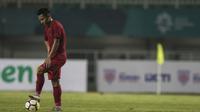 Gelandang Timnas Indonesia, Syahrian Abimanyu, bersiap melakukan kick-off saat melawan China pada laga PSSI 88th U-19 di Stadion Pakansari, Jawa Barat, Selasa (25/9/2018). (Bola.com/Vitalis Yogi Trisna)