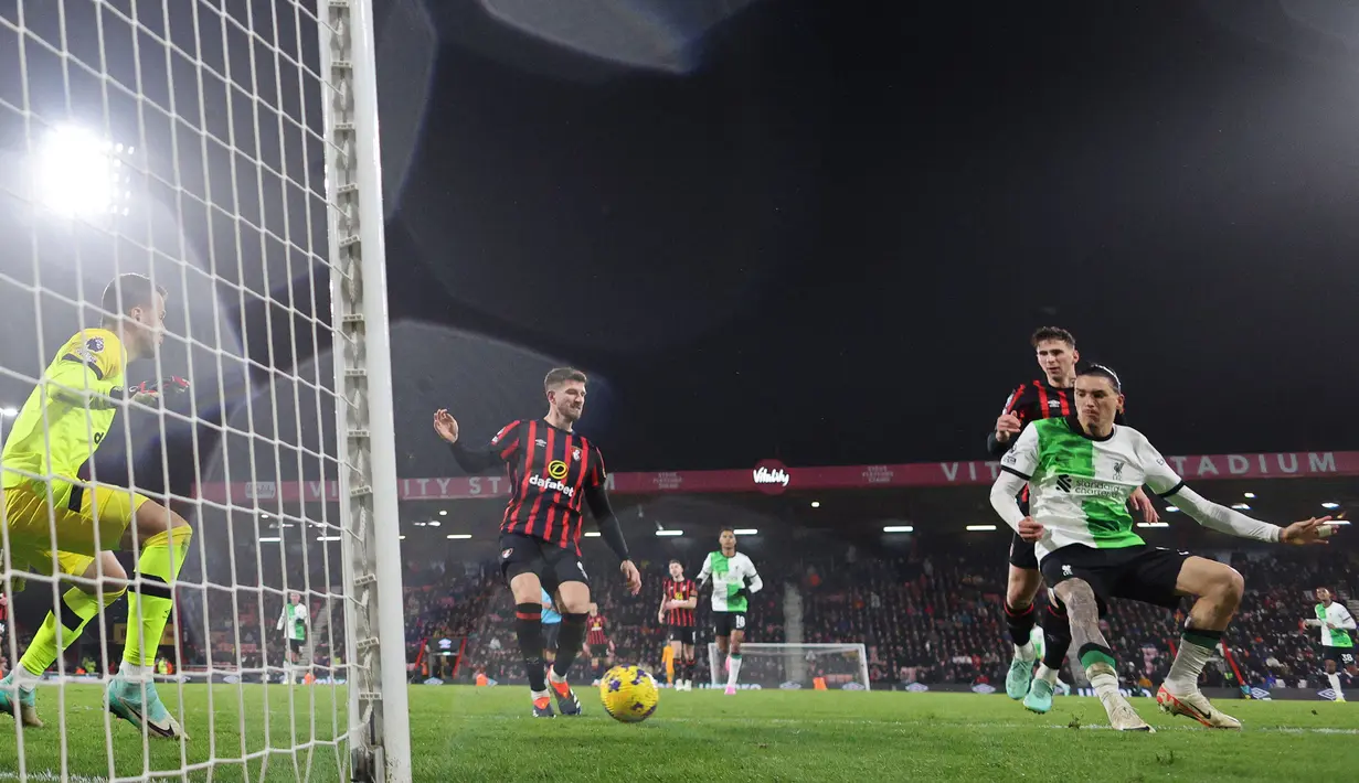 Pemain Liverpool, Darwin Nunez (kanan) mencetak gol keempat timnya ke gawang Bournemouth pada laga lanjutan Liga Inggris 2023/2024 di Vitality Stadium, Bournemouth, Inggris, Minggu (21/01/2024) waktu setempat. (AFP/Adrian Dennis)