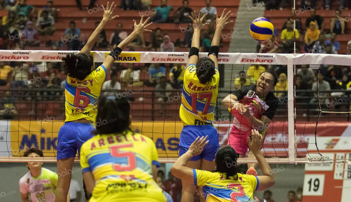 Pevoli Jakarta Pertamina Energi, Amasya Manganang, melakukan smash saat melawan Jakarta PGN Popsivo. Jakarta Pertamina Energi kini harus bersaing dengan Gresik Petrokimia untuk tiket ke final. (Bola.com/Vitalis Yogi Trisna)