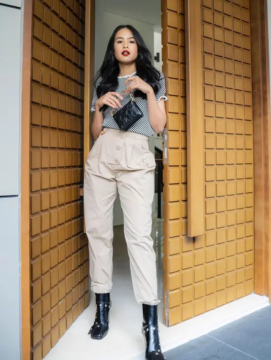 Gaya hangout yang simple dari Maudy Ayunda sebagai outfit akhir pekan. Mengenakan top dan cargo pants dari Louis Vuitton, Maudy Ayunda tampil simple dengan Louis Vuitton Beltbag Coussin. Tas super mini bisa menyimpan sejumlah kartu dan uang, dibanderol dengan harga sekitar Rp31jutaan.