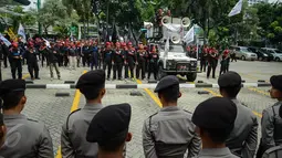 Petugas Kepolisian tampak berjaga saat aksi buruh di depan kantor BPJS Ketenagakerjaan, Jakarta, Kamis, (4/6/2015). Mereka menolak iuran sebesar 1,5 persen sesuai usulan Apindo. (Liputan6.com/Faizal Fanani)