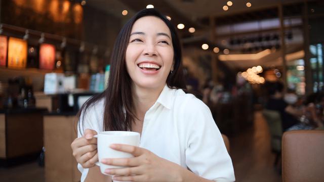 baik tertawa tersenyum santai mandiri single