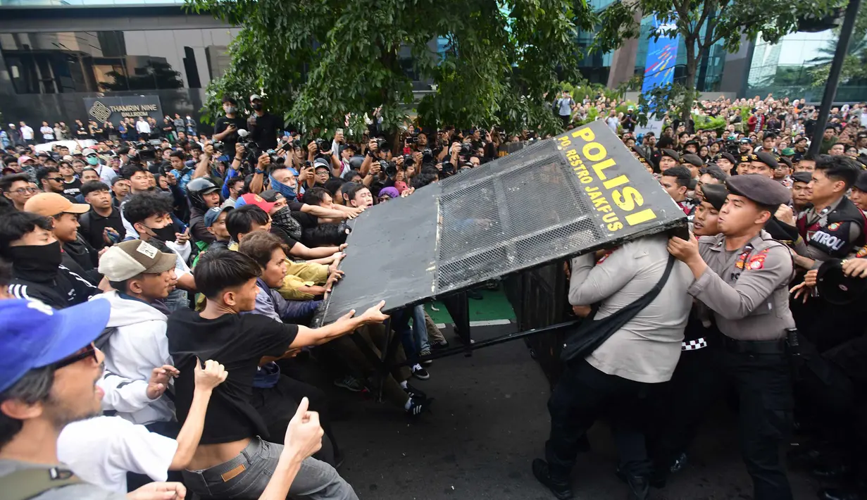 Pengunjuk rasa terlibat aksi saling dorong ketika mencoba membuka blokade aparat keamanan saat berunjuk rasa di kawasan jalan Jenderal Sudirman, Jakarta, Jumat (12/6/2026). (merdeka.com/Arie Basuki)