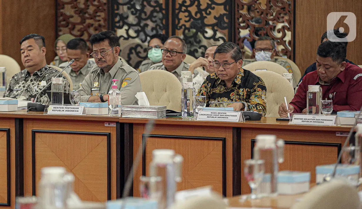 Menteri Pertanian Syahrul Yasin Limpo (kedua kiri) saat rapat kerja dengan Komisi IV DPR RI di Gedung Parlemen, Jakarta, Kamis (19/1/2023). Rapat kerja membahas Daftar Inventarisasi Masalah (DIM) dan pembentukan panitia kerja Rancangan Undang-Undang (RUU) tentang Konservasi Sumber Daya Alam Hayati dan Ekosistem (KSDAHE). (Liputan6.com/Faizal Fanani)