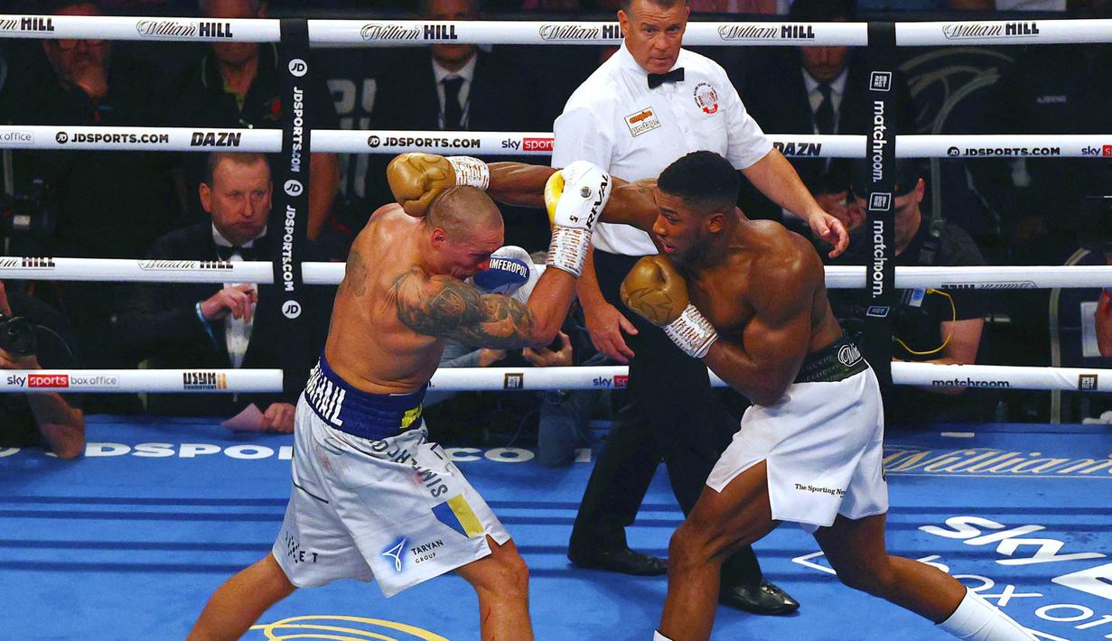 Cedera yang dialami Joshua di ronde kesembilan menjadi salah satu faktor yang menyebabkan petinju berusia 31 tahun itu tidak bisa menahan serangan Usyk yang tampil energik. (AFP/Adrian Dennis)