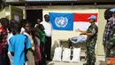 Citizen6, Haiti: Prajurit TNI yang tergabung dalam Satgas Kontingen Garuda XXXII-A/MINUSTAH memberikan bantuan seragam kepada sekolah dasar Centre Educative Foyer La Ghoite di Gonaives, Haiti, Minggu (12/8). (Pengirim: Badarudin Bakri)