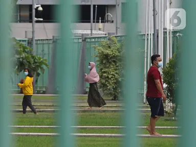 Sejumlah pasien COVID-19 yang berstatus OTG berolahraga pagi di Stadion Patriot Chandrabhaga, Bekasi, Jawa Barat, Rabu (16/12/2020). Kegiatan olahraga tersebut rutin dilakukan setiap pagi hari untuk meningkatkan daya tahan tubuh pasien yang menjalani isolasi mandiri. (Liputan6.com/Herman Zakharia)