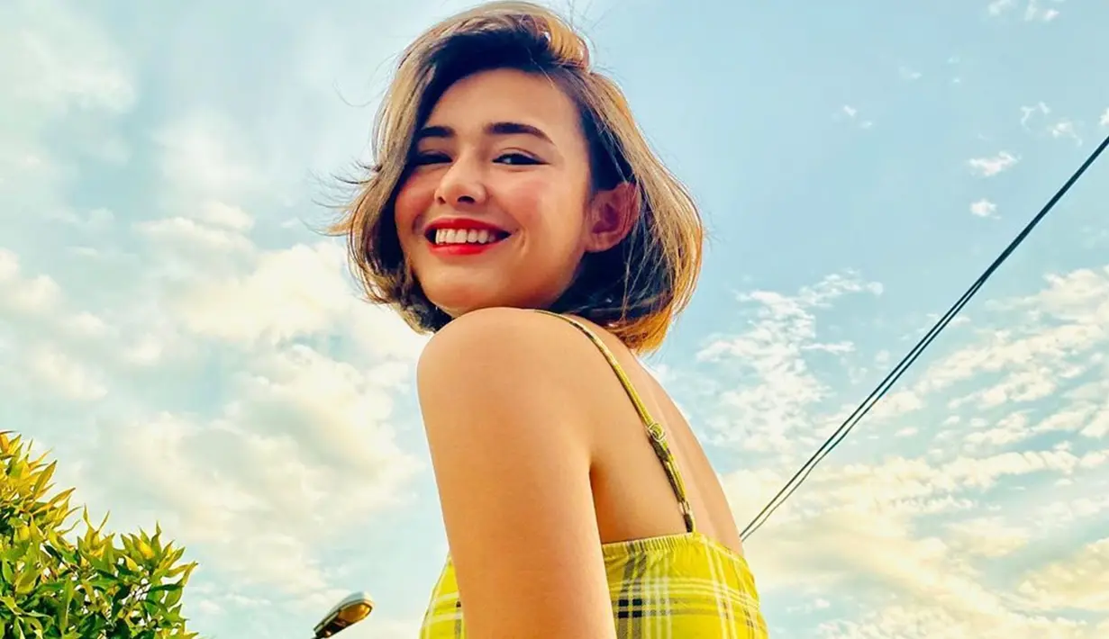 Penampilan Amanda Manopo dengan rambut pendek sebahu membuat dirinya terlihat jauh lebih muda. Tak heran jika banyak netizen yang terpesona akan penampilan barunya ini. (Liputan6.com/Ig/@amandamanopo)