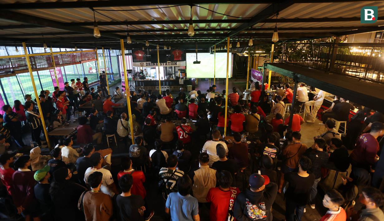 <p>Suasana acara Roaring night Manchester United vs Liverpool di Pitch 98, Kemang, Jakarta Selatan, Minggu (7/4/2024). (Bola.com/M Iqbal Ichsan)</p>
