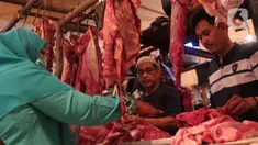 Pedagang daging sapi melayani pembeli di Pasar Senen, Jakarta, Selasa (26/4/2022). Harga sejumlah bahan pangan di Jakarta terpantau mengalami kenaikan jelang Lebaran, di antaranya daging sapi dan ayam. (Liputan6.com/Angga Yuniar)
