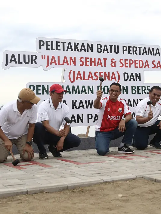 Gubernur DKI Jakarta Anies Baswedan pada peletakan batu pertama jalur Jalan Sehat dan Sepeda Santai (Jalasena) di kawasan Pantai Kita dan Pantai Maju, Minggu (23/12). Jalasena dibangun sepanjang 7,6 km dengan luas 109 hektar (Liputan6.com/Herman Zakharia)