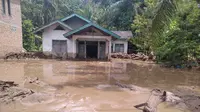 Banjir bandang di Nagari Kajai, Pasaman Barat, Senin (28/2/2022). (Liputan6.com/ Novia Harlina)