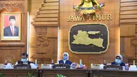 Gubernur Jawa Timur Khofifah Indar Parawansa menggelar video conference dengan Direktur Utama BPJS Kesehatan, Fachmi Idris pada Kamis, (16/7/2020). (Foto: Liputan6.com/Dian Kurniawan)
