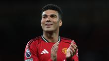 Gelandang Manchester United, Casemiro, mencetak satu gol ke gawang Brentford pada lanjutan Liga Inggris 2025/2026 di Old Trafford, Selasa (28/4/2026) dini hari WIB. (Darren Staples / AFP)