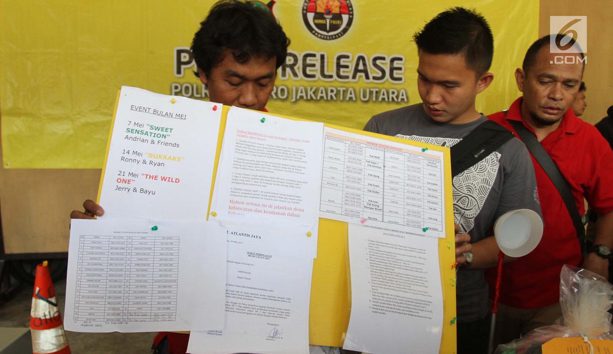 Polisi menunjukan barang bukti hasil penggerebekan PT. Atlantis Jaya di Kelapa Gading, Mapolres Jakarta Utara, Senin (22/5). PT. Atlantis Jaya tersangkut kasus "prostitusi kaum gay" dengan nama acara "the wild one". (Liputan6.com/Gempur M Surya)