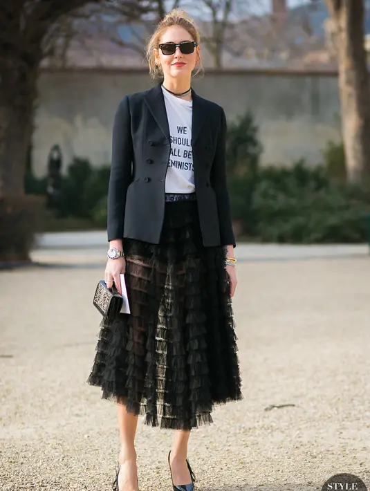 Sontek inspirasi gaya fashion ala Chiara Ferragni yang memadukan rok tutu dan t-shirt. Chiara juga menambahkan blazer untuk memaksimalkan gayanya. (Foto: Pinterest)