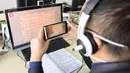 Guru Liu Feng mengajar secara daring (online) untuk siswanya di sebuah sekolah menengah di Urumqi, Daerah Otonom Uighur Xinjiang, China, 3 Februari 2020. Demi mencegah dan mengendalikan penyebaran wabah virus corona, sekolah-sekolah di Xinjiang menunda dimulainya semester baru. (Xinhua/Ding Lei)