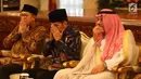 Presiden Jokowi (tengah) bersama Menag Lukman Hakim Saifuddin (kiri) dan Pangeran Khalid bin Sultan Abdul Aziz Al Suud (kanan) di Istana Negara, Kamis (22/3). Jokowi menemui para peserta MHQH tingkat Asean Pasifik ke-10. (Liputan6.com/Angga Yuniar)