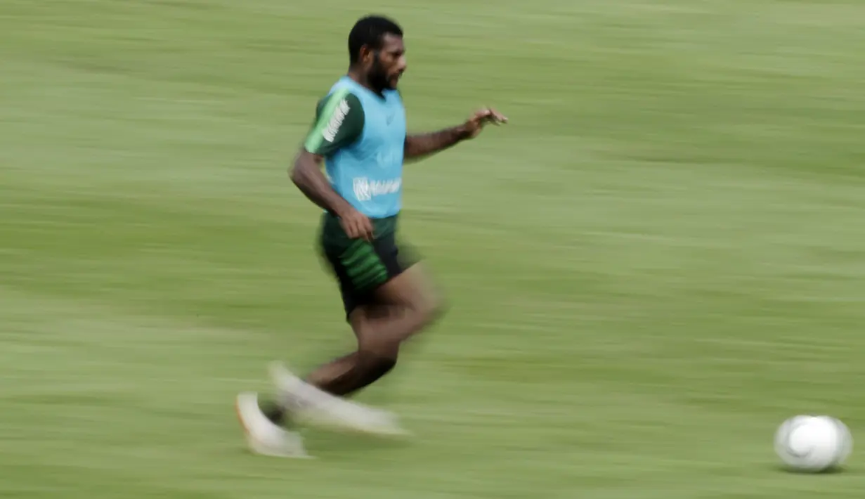 Pemain Timnas Indonesia U-22, Marinus Wanewar, mengejar bola saat latihan di Stadion Madya, Jakarta, Kamis (17/1). Latihan ini merupakan persiapan jelang Piala AFF U-22. (Bola.com/Yoppy Renato)