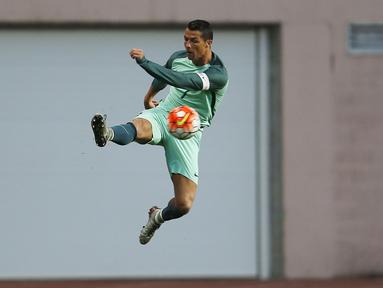 Bintang Portugal, Cristiano Ronaldo  melepaskan tembakan ke gawang Belgia pada laga persahabatan di Stadion Magalhaes Pessoa, Rabu (30/3/2016) dini hari WIB. (REUTERS/Rafael Marchante)