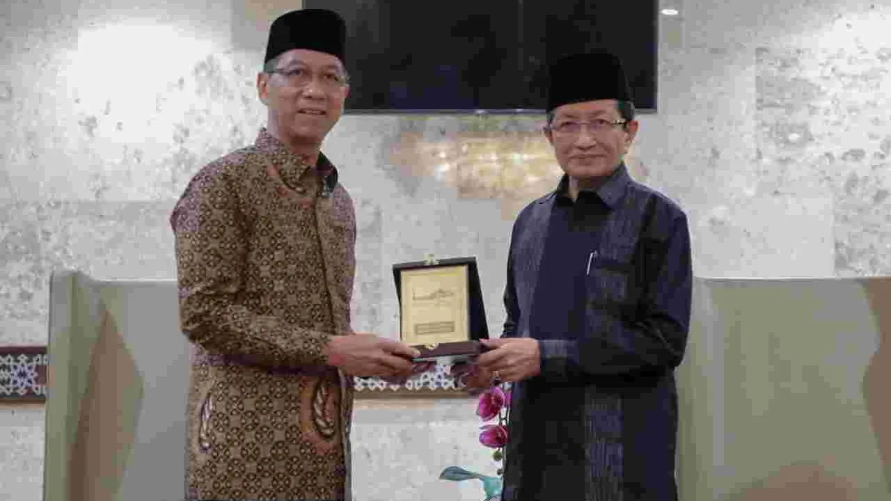 Penjabat Gubernur DKI Jakarta Heru Budi Hartono bersilaturahmi dengan Imam Besar Masjid Istiqlal Nasaruddin Umar di Masjid Istiqlal, Jakarta Pusat, Kamis (8/12/2022).