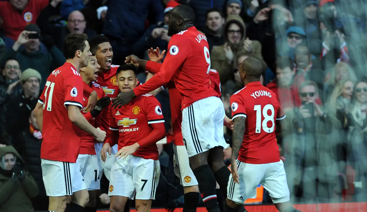 Pemain Manchester United, Jesse Lingard dan rekan setimnya merayakan gol ke gawang Chelsea pada laga pekan ke-28 Premier League, di Old Trafford, Minggu (25/2). Manchester United menuai kemenangan tipis 2-1 atas Chelsea. (AP/Rui Vieira)