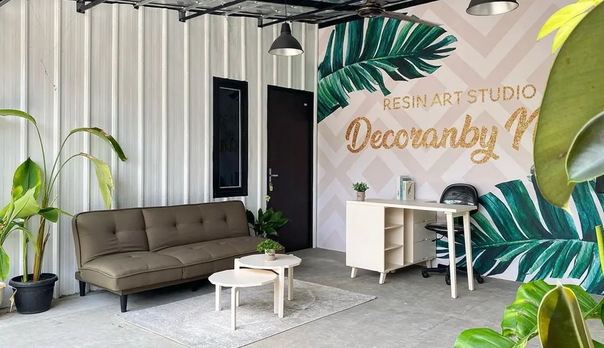 Natalie Sarah sendiri memiliki studio sendiri sendiri di rumahnya. Ia memang diketahui kerap membuat berbagai hiasan rumah dari resin dengan hasil yang begitu cantik. (Liputan6.com/IG/@natalie_sarahs)