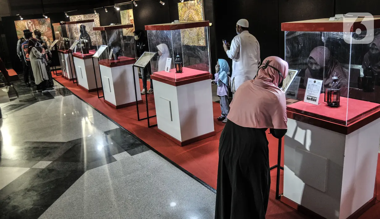 Pengunjung mengamati salah satu artefak atau peninggalan Nabi Muhammad SAW beserta Para Sahabat yang dipamerkan di Jakarta Islamic Centre (JIC), Jumat (23/4/2021). JIC menggelar pameran yang menampilkan artefak atau benda peninggalan Nabi Muhammad SAW dan Para Sahabat. (merdeka.com/Iqbal S Nugroho)