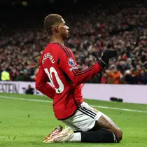 Pemain Manchester United, Marcus Rashford melakukan selebrasi setelah mencetak gol kedua timnya ke gawang Tottenham Hotspur pada laga lanjutan Liga Inggris 2023/2024 di Old Trafford, Manchester, Inggris, Senin (15/01/2024) dini hari WIB. (AFP/Darren Staples)