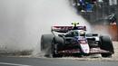 Pembalap Haas, Ollie Bearman tergelincir di area gravel lintasan dalam sesi latihan bebas Formula 1 GP Australia 2025 di Sirkuit Albert Park, Melbourne, Australia pada Jumat (14/03/2025). (AFP/Paul Crock)