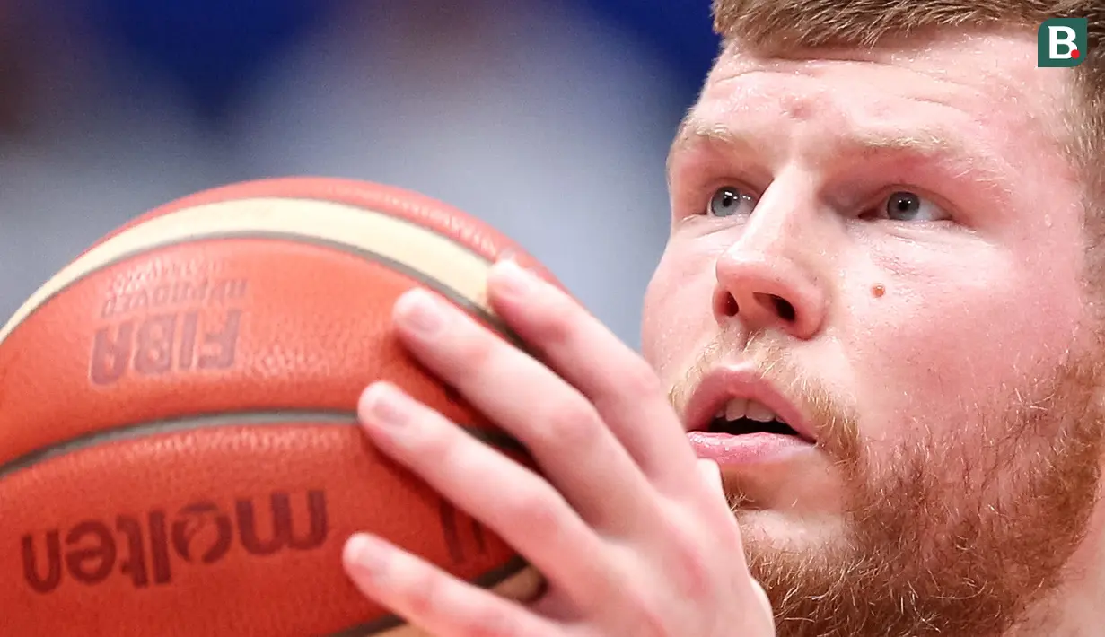 Pebasket Latvia, Davis Bertrans bersiap melakukan free throw saat laga Grup L Piala Dunia FIBA 2023 melawan Spanyol di Indonesia Arena, Senayan, Jakarta, Jumat (01/09/2023). Latvia menang dengan skor 74-69. (Bola.com/Bagaskara Lazuardi)