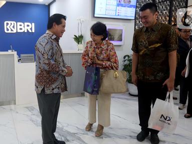 Direktur Utama Bank Rakyat Indonesia (BRI), Hery Gunardi (kiri) menyapa nasabah saat peringatan Hari Pelanggan Nasional 2025 di Branch Office BRI Kelapa Gading, Jakarta, Kamis (4/9/2025). (Liputan6.com/Helmi Fithriansyah)