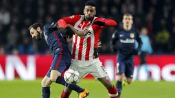 Striker PSV Eindhoven, Jurgen Locadia, berusaha melewati hadangan bek sayap Atletico Madrid, Juanfran. Atletico juga memiliki peluang mencetak gol lebih banyak yaitu enam kali tendangan ke arah gawang. (Reuters/Michael Kooren)