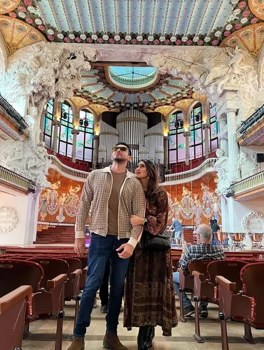 Tania Nadira dan Alwi pun mengunjungi Palau de la Música Catalana. Keduanya tampak memamerkan kemesraan di gedung konser di Barcelona, Katalonia, Spanyol tersebut. (Liputan6.com/IG/@tanianadiraa)