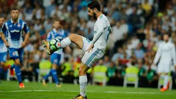 Pemain Real Madrid, Isco mengendalikan bola dalam lanjutan La Liga 2017/2018 melawan Espanyol di Santiago Bernabeu, Minggu (1/10). Isco jadi pahlawan tim setelah memborong dua gol. (AP/Paul White)