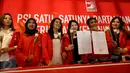 Ketum Partai Solidaritas Indonesia (PSI) Grace Natalie menunjukan surat legalitas setelah dinyatakan lolos verifikasi sebagai partai politik baru oleh Kemenkumham, di kawasan HR Rasuna Said, Jakarta, Selasa (11/10). (Liputan6.com/Helmi Afandi)