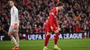 Gelandang asal Inggris, Bobby Clark yang kini tengah menjalani musim kedua bersama tim utama Liverpool menjadi pemain termuda yang mampu mencetak gol di ajang Liga Europa bersama The Reds. Momen itu baru saja terjadi pada laga leg kedua babak 16 besar Liga Europa 2023/2024 saat Liverpool menang 6-1 atas Sparta Praha (14/3/2024). Satu gol dan satu assist dicetaknya dalam laga tersebut kala usianya baru menginjak 19 tahun, 1 bulan dan 7 hari. (AFP/Oli Scarff)