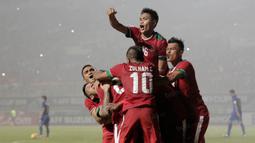 Para pemain Timnas Indonesia larut dalam perayaan gol kemenangan yang dicetak oleh Hansamu Yama. (Bola.com/Peksi Cahyo)